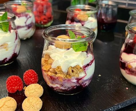 Varianten: Himbeer-Schichtdessert, Kirschgrütze, Zwetschgenpüree, dekoriert mit Amarettini