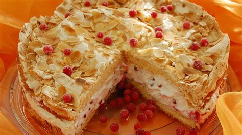 Varianten: Johannisbeertorte mit unterschiedlichen Beerensorten und Nüssen