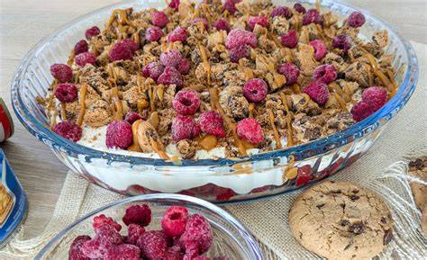Varianten: Mit Schokoflakes, Haferkeksen und Himbeeren