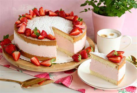 Varianten: Pfirsichhälften, Kirschen, Erdbeeren auf Sahnetorte