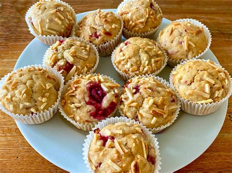 Varianten: Streuselkuchen, Cheesecakes und Muffins mit Himbeeren