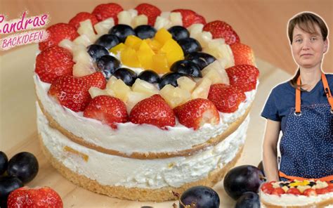 Varianten: Verschiedene Schmandcreme-Torten mit Mandarinen, Pfirsichen und Erdbeeren