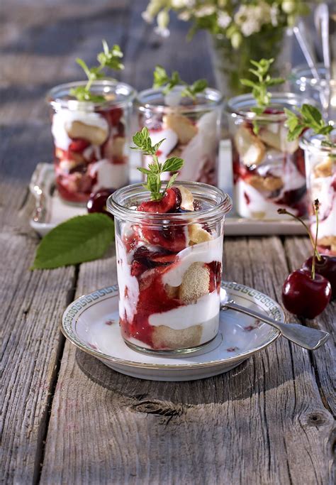 Variantenübersicht: Kirschen, Himbeeren, Erdbeeren, Pfirsiche im Glas