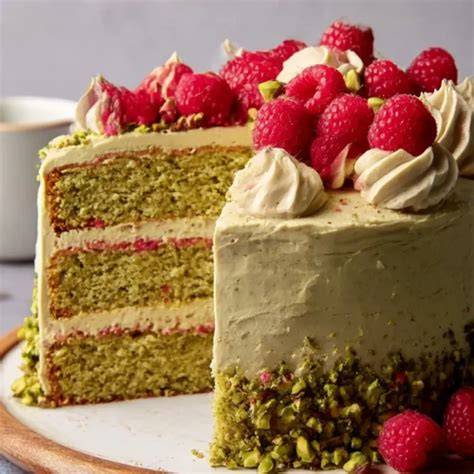 Varianten der Erdbeercreme Torte: mit Himbeeren, Pistazien und Sahne