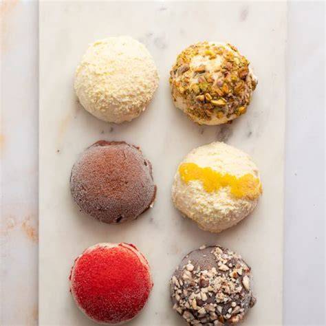Varianten des Tartufo: Bianco, Pistacchio, Nocciola, Fragola, Limone