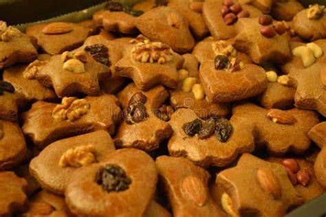 Varianten von Lebkuchen mit Nüssen, Früchten und verschiedenen Glasuren