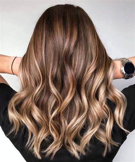Varianten von Schokoladenbraun: Mokka, Espresso, Karamell-Balayage