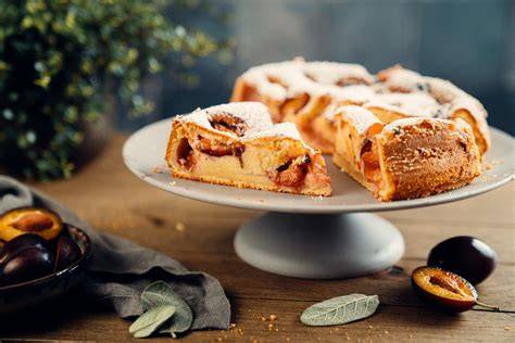 Varianten von Zwetschgenkuchen auf dem Tisch