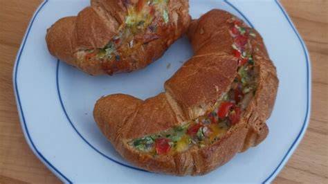 Varianten von herzhaft belegten Croissants - Übersicht