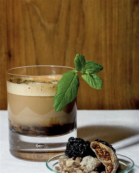 Varianten-Collage: Sauerrahmeis mit Zitronenzesten, Beeren-Swirl, Honig-Walnuss, Minze, Espresso