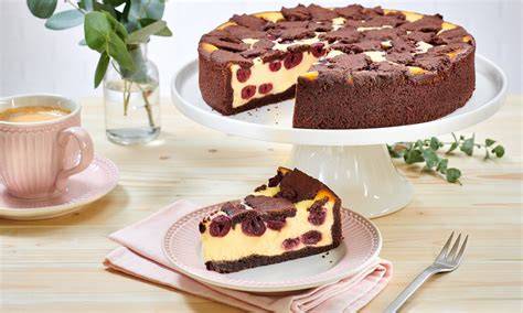 Varianten-Collage: Zupfkuchen mit Kirschen, Mandarinen und ausgestochenen Sternen/Herzen