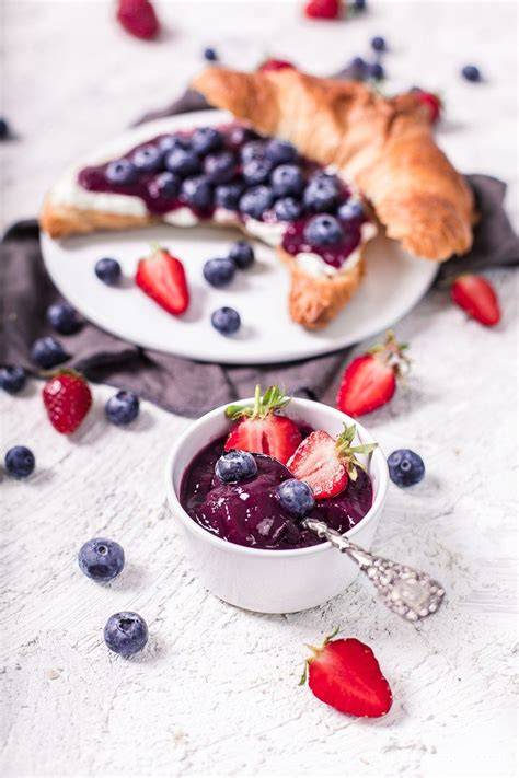 Variation: Blaubeer-, Erdbeer- und Himbeereis