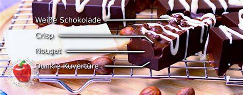 Variation: Double-Choc Nougat-Riegel mit knusprigen Krispies und weißer Schokoladendekoration
