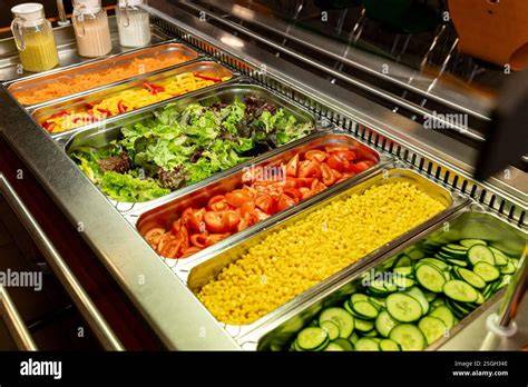 Variation: Verschiedene Blattsalate und Saucen in einer Salatbar