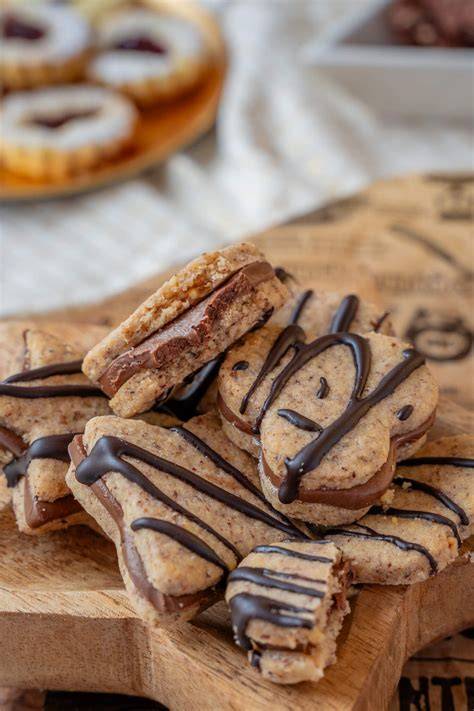 Variation: gefüllte Haselnussplätzchen mit Nougat, Aprikose und Schokoladenglasur