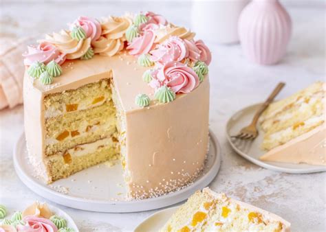 Variation der Torte mit frischer Quark-Joghurt-Creme und Pfirsichen