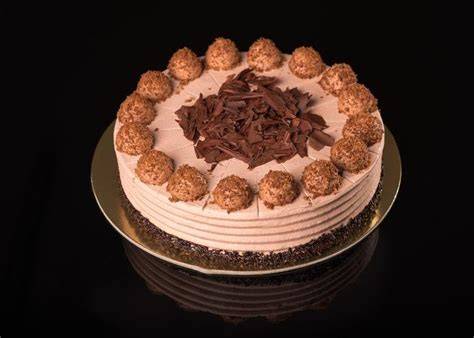 Variation der Trüffeltorte mit Marzipanblumen und Schokoladentuffs