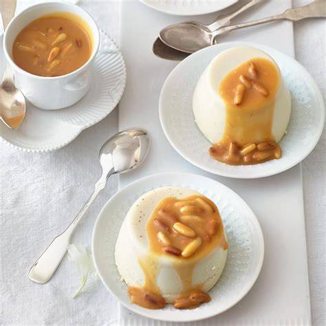 Variation des Desserts mit Karamellsoße und Nüssen