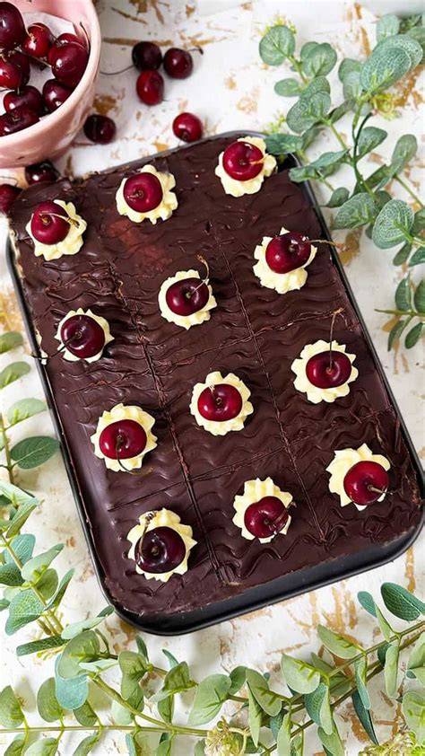 Variation eines gesunden Schokokuchens mit frischen Kirschen und Nüssen