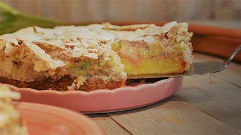 Variation mit Mandelbaiser auf Rhabarberkuchen