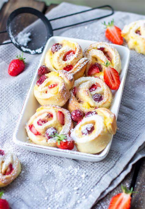Variation mit frischen Erdbeeren und Kirschen