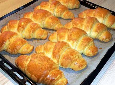 Variation von Backwaren aus Blätterteig: Croissants, Tartes, Torten