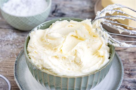 Variation von Buttercreme mit verschiedenen Puddinggeschmacksrichtungen
