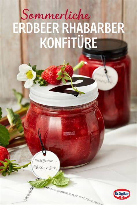 Variation von Erdbeer-Rhabarber-Marmelade mit Amaretto und Kräutern