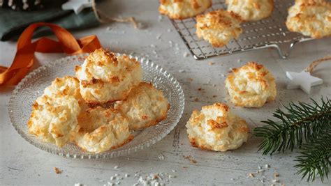 Variation von Weihnachtskeksen: Kipferl, Brownies, Kokosbusserl