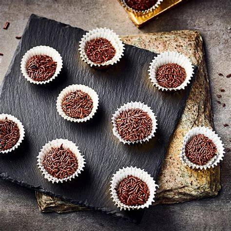 Variationen: Eis, Kuchen und Brigadeiros mit Kondensmilch