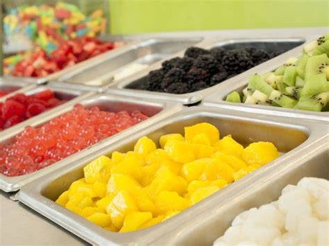 Variationen: Früchte, Schokolade, Nüsse als Toppings