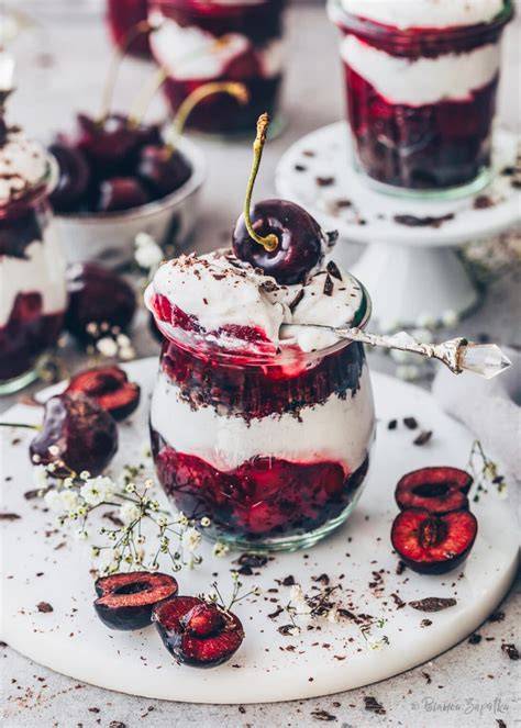 Variationen: Gläser mit unterschiedlichen Kirsch-Desserts