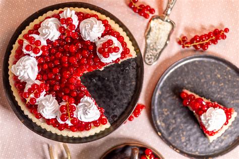 Variationen: Johannisbeeren, Pudding, Baiser und Tortenguss auf Biskuit