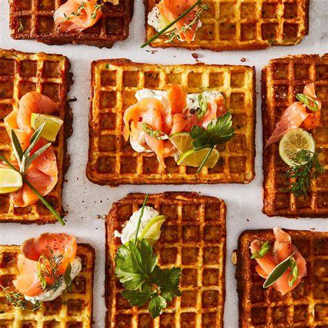 Variationen: Kartoffelwaffeln mit Käse, Gemüse und Lachs