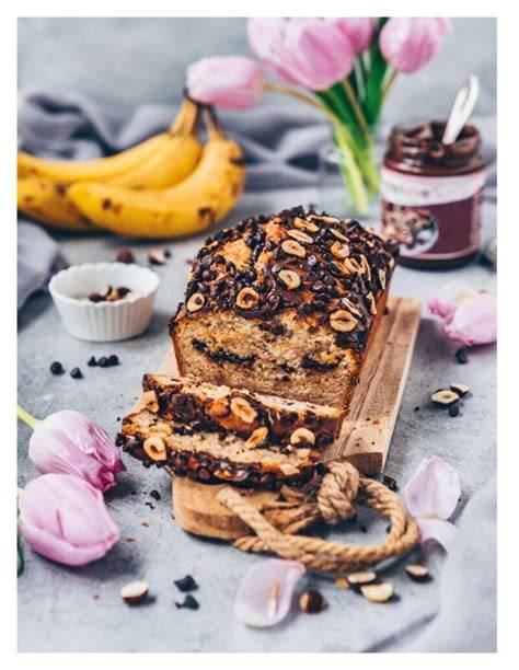 Variationen: Nougatkuchen mit Haselnüssen, Schoko und Nüssen dekoriert