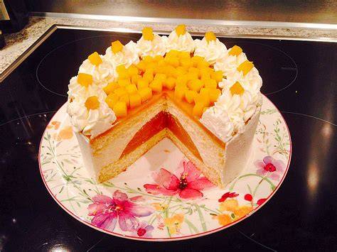 Variationen: Veggie-Sushi-Torte mit Mango und Radieschen, klassische Torte mit Lachs und Surimi