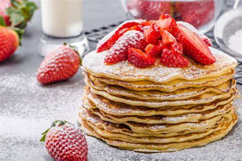 Variationen: Zwei-Schichten-Käsekuchen mit Erdbeeren und Puderzucker