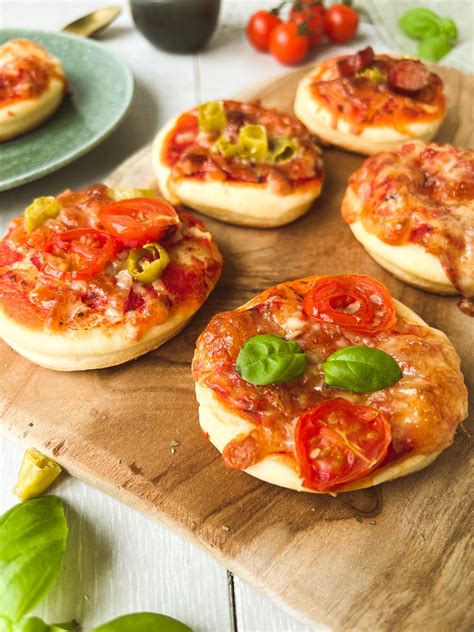 Variationen: süße belegte Croissants und herzhafte Mini-Pizzen aus Knack & Back-Teig