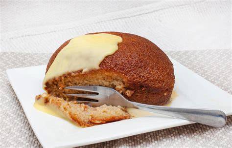 Variationen des Malva Puddings mit verschiedenen Toppings