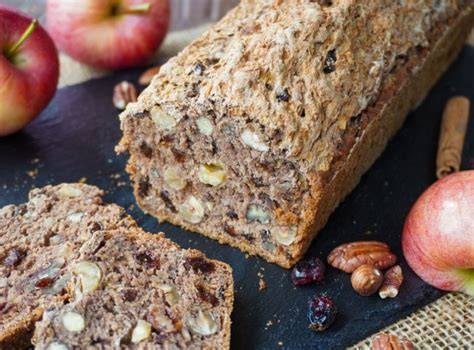 Variationen von Apfelbrot mit unterschiedlichen Nüssen und Trockenfrüchten