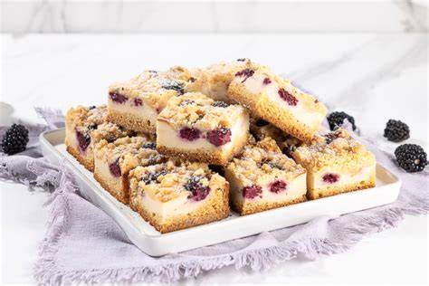 Variationen von Brombeer-Streuselkuchen mit Nüssen, Kokusraspeln und Beerenmischungen