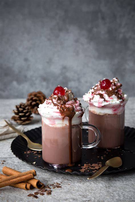 Variationen von Kakao mit Schuss: Toffee, Minze, Kirsch