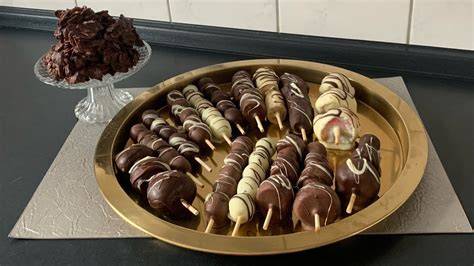 Variationen von Kuppeltorten mit Obst, Schokolade und unterschiedlichen Cremes