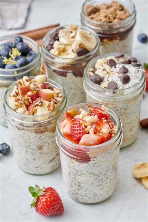 Variationen von Overnight Oats mit verschiedenen Toppings