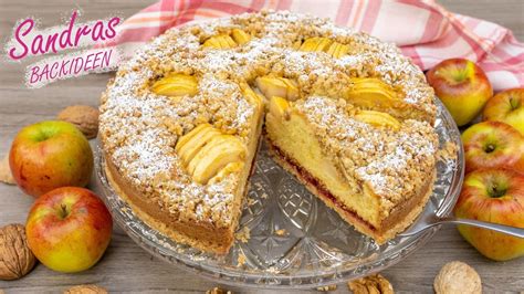 Variationen von Zwieback Apfelkuchen mit Mandeln und Nüssen