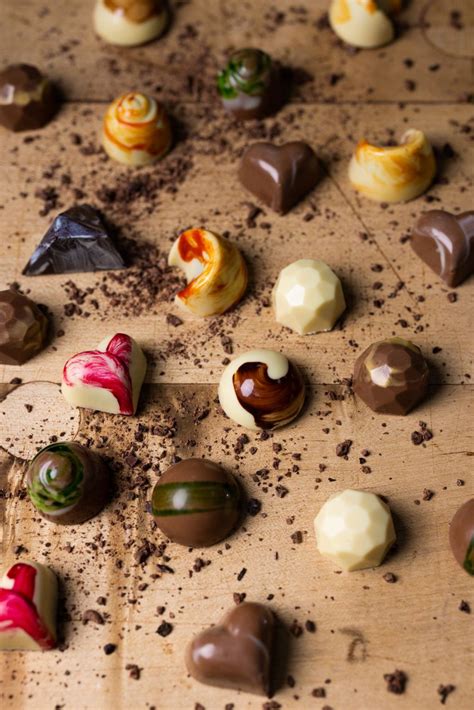 Variationen von fertigen Trüffel-Pralinen mit Dekoration