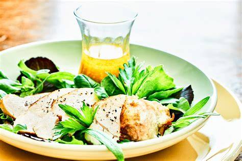 Variationen von veganen Honig-Alternativen mit Kräutern und Zitrus