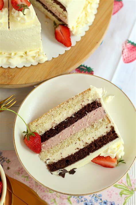 Variationsgrafik: Vanille-, Erdbeer- und Schokoladen-Buttercreme nebeneinander