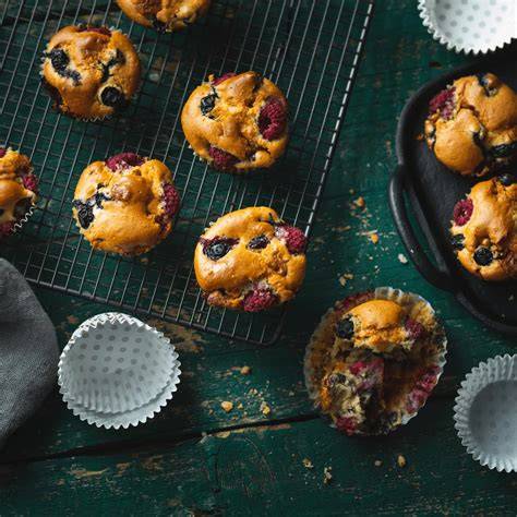 Variationsmöglichkeiten für Beerenmuffins: verschiedene Beeren und Toppings