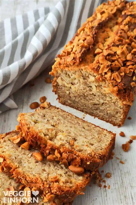 Vegan: Bananen-Schoko-Erdnuss-Muffins mit gehackten Erdnüssen und Erdnussbutter-Drizzle